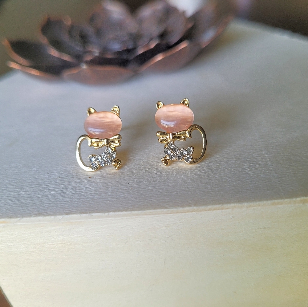 ✨️ Pink Opal Rhinestone Gold Cat Earrings ✨️ - Picture 6 of 10